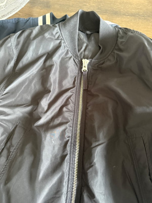 Svartur bomber jakki
