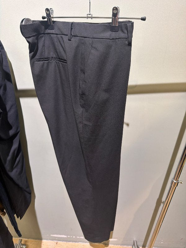 Uniqlo svartar buxur XL ónotaðar
