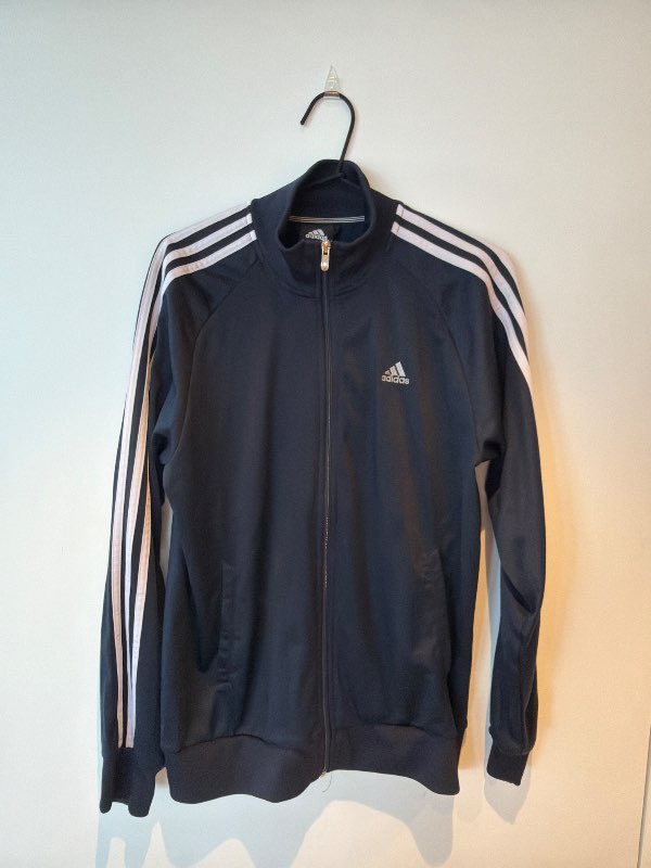 Rennd adidas peysa