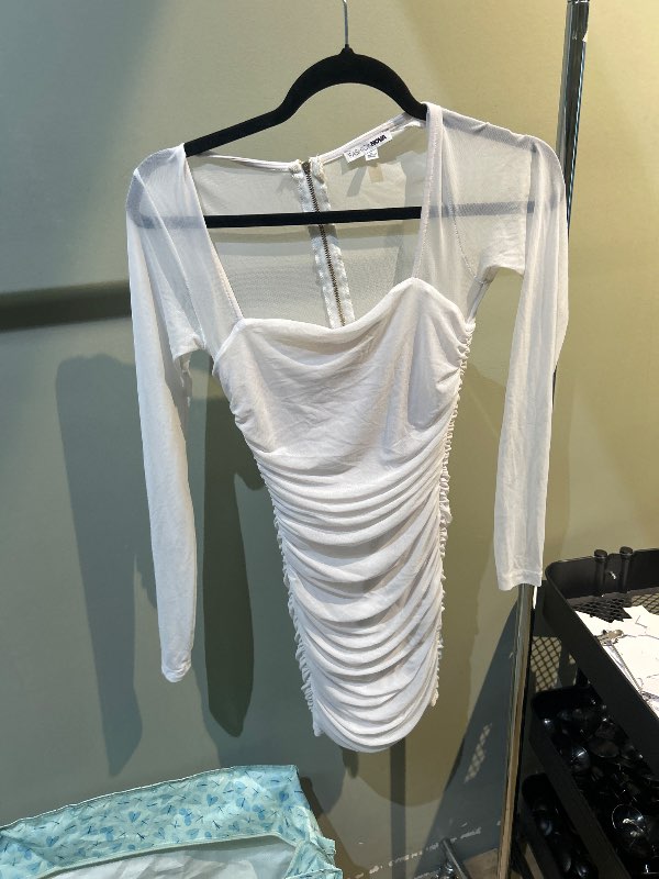 hvitur kjóll fashion nova
