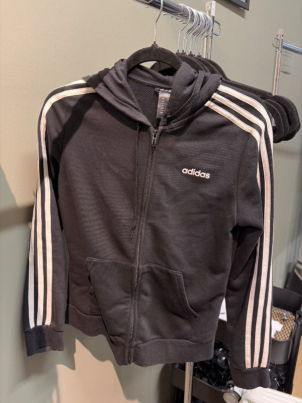 Adidas rennd peysa