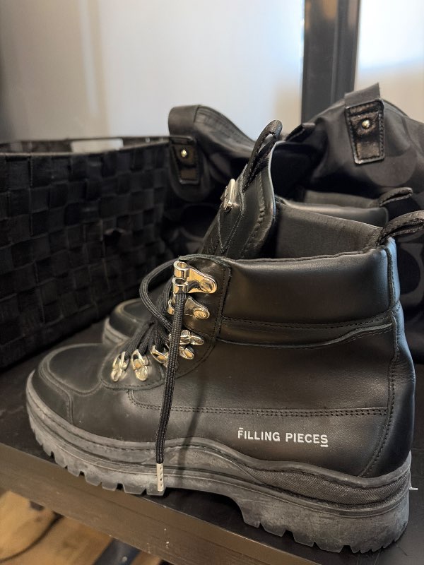 Filling pieces boots