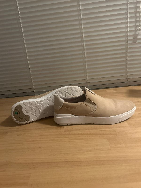 Timberland slip on beige shoes