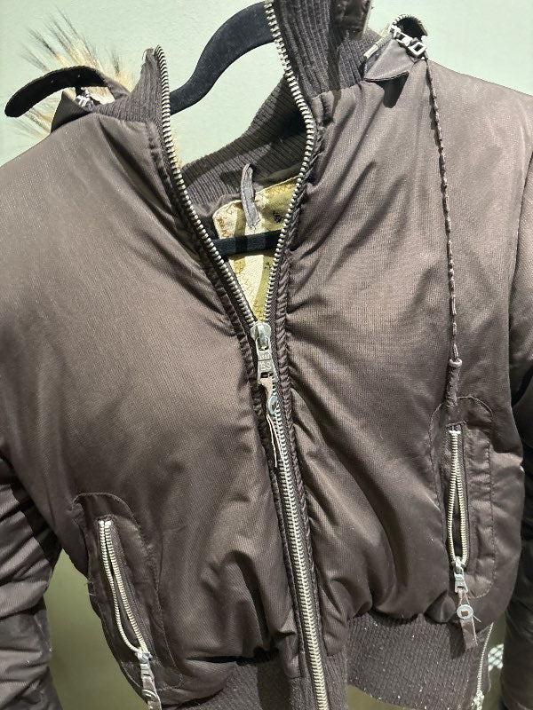 Brúnn bomber jakk m hettu