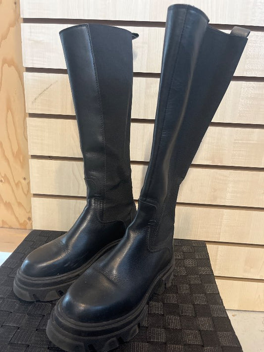 Pavement Boots